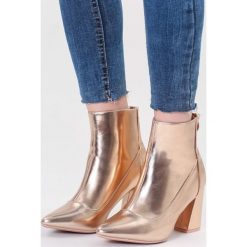 Złote Botki Shiny Woman. Żółte botki damskie vices, ze skóry, ze szpiczastym noskiem, za kostkę, na wysokim obcasie, na słupku, bez zapięcia. Za 119,99 zł.