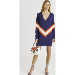 SUKIENKA Elisabetta Franchi. Niebieskie sukienki damskie Elisabetta Franchi, na imprezę, z aplikacjami, z dzianiny, z włoskim kołnierzykiem, bez rękawów, mini. Za 1219,00 zł.