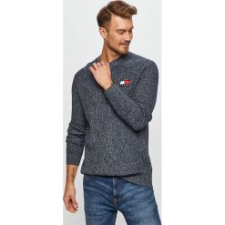 Tommy Jeans - Sweter. Niebieskie swetry męskie Tommy Jeans, s, z aplikacjami, z bawełny, z okrągłym kołnierzem, bez kaptura. Za 539,90 zł.