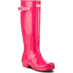 Kalosze HUNTER - Org Tall Gloss WFT1000RGL Bright Pink. Różowe kalosze damskie Hunter, bez wzorów, z tworzywa sztucznego. W wyprzedaży za 409,00 zł.