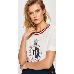 Tommy Hilfiger - Top. Białe bluzki damskie TOMMY HILFIGER, s, z nadrukiem, z bawełny, casualowe, z okrągłym kołnierzem. W wyprzedaży za 219,90 zł.