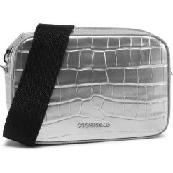 Torebka COCCINELLE - GV3 Mini Bag E5 GV3 55 I1 06 Silver Y69. Szare listonoszki damskie Coccinelle, bez wzorów, ze skóry, bez dodatków. Za 849,00 zł.