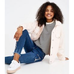 Jeansy skinny ze zdobieniami. Niebieskie rurki damskie marki Pull & Bear. Za 139,00 zł.