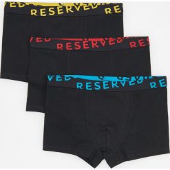 Bawełniane bokserki z napisem 3 pack - Czarny. Czarne bokserki męskie Reserved, z napisami, z bawełny. Za 39,99 zł.