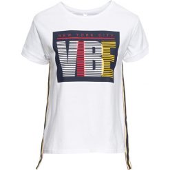 T-shirt z dekoracyjnymi paskami bonprix biały z nadrukiem. Białe koszulki damskie bonprix, w paski, bez kołnierzyka, bez rękawów. Za 59,99 zł.