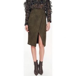 SPÓDNICA Z IMITACJI ZAMSZU, KOPERTOWA W KOLORZE KHAKI. Brązowe spódnice wieczorowe marki Top Secret, na co dzień, na zimę, z zamszu, midi. Za 149,99 zł.