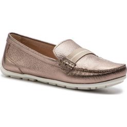 Mokasyny CLARKS - Dameo Vine 261406034 Gold Metallic. Żółte mokasyny damskie Clarks, z aplikacjami, ze skóry, bez obcasa, na płaskiej podeszwie, bez zapięcia. W wyprzedaży za 179,00 zł.