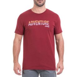 T-shirt w kolorze bordowym. Czerwone t-shirty męskie Jeep, s, z nadrukiem, z okrągłym kołnierzem. W wyprzedaży za 54,95 zł.