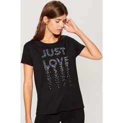 Koszulka z błyszczącą aplikacją - Czarny. Czarne t-shirty damskie Mohito, l, z aplikacjami. W wyprzedaży za 39,99 zł.