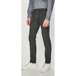 Tom Tailor Denim - Spodnie. Pomarańczowe spodnie męskie TOM TAILOR DENIM, na co dzień, bez wzorów, z elastanu, casualowe. W wyprzedaży za 139,90 zł.