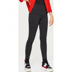 Jeansy HIGH WAIST - Czarny. Czarne spodnie z wysokim stanem Cropp, z jeansu. Za 89,99 zł.