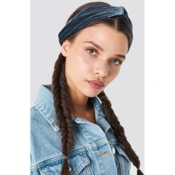 NA-KD Accessories Aksamitna opaska do włosów - Blue. Niebieskie ozdoby do włosów marki NA-KD Accessories. Za 40,95 zł.