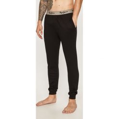 Pepe Jeans - Spodnie piżamowe. Czarne piżamy męskie Pepe Jeans, xl, bez wzorów, z bawełny. W wyprzedaży za 129,90 zł.