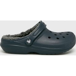 Crocs - Klapki. Niebieskie klapki damskie Crocs, bez wzorów, z materiału, bez obcasa, na obcasie. W wyprzedaży za 99,90 zł.