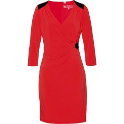 Sukienka shirtowa z nadrukiem bonprix czerwony sygnałowy. Czerwone sukienki damskie bonprix, z nadrukiem, bez kołnierzyka, bez rękawów, kopertowe. Za 79,99 zł.
