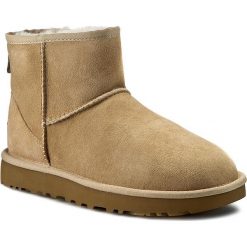 Buty UGG - W Classic Mini II 1016222 W/San. Brązowe kozaki damskie marki Ugg, na imprezę, z wełny, bez obcasa, bez zapięcia. W wyprzedaży za 469,00 zł.