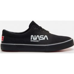 Trampki Nasa - Czarny. Czarne trampki męskie Cropp, bez wzorów, bez zapięcia. Za 119,99 zł.
