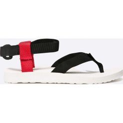 Teva - Sandały. Białe klapki damskie Teva, bez wzorów, z materiału, bez obcasa, na płaskiej podeszwie. W wyprzedaży za 99,90 zł.