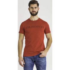 T-SHIRT trussardi jeans. Czerwone t-shirty męskie xl, z nadrukiem, z bawełny, z okrągłym kołnierzem. Za 169,00 zł.