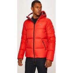 Tommy Jeans - Kurtka puchowa. Czerwone płaszcze męskie Tommy Jeans, s, bez wzorów, z elastanu, krótkie, z kapturem. W wyprzedaży za 519,90 zł.
