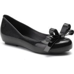 Baleriny ZAXY - New Pop Lovely Fem 82774 Black 01003 EE285012 02064. Czarne baleriny damskie Zaxy, bez wzorów, z tworzywa sztucznego, bez obcasa. W wyprzedaży za 149,00 zł.
