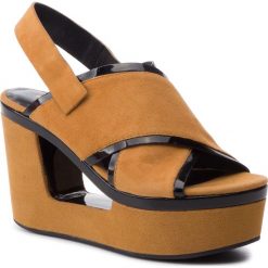 Sandały BRUNO PREMI - Camoscio Vernice BW6106X Tan/Nero. Pomarańczowe klapki damskie Bruno Premi, bez wzorów, z zamszu, bez obcasa, na obcasie. W wyprzedaży za 369,00 zł.