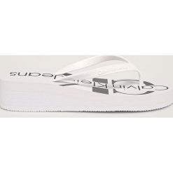 Calvin Klein - Japonki. Białe klapki damskie Calvin Klein, bez wzorów, z gumy, bez obcasa, na obcasie. Za 169,90 zł.
