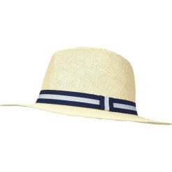 Letni Męski Kapelusz Panama, Wakacyjny, Beżowy, Przewiewny, Pako Jeans CPAPJNSKAPELUSZ25. Brązowe kapelusze męskie Pako Jeans, bez wzorów, z jeansu, klasyczne. Za 39,00 zł.