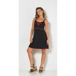 Sukienka w kolorze czarno-czerwonym. Czerwone sukienki damskie Coline, s, z haftami, z wiskozy, z dekoltem karo, bez rękawów, midi. W wyprzedaży za 57,95 zł.