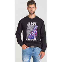CZARNA BLUZA JUST CAVALLI. Czarne bluzy męskie Just Cavalli, xl, z nadrukiem, z bawełny, z okrągłym kołnierzem, bez rękawów, bez kaptura. Za 449,50 zł.