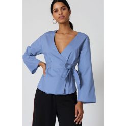 NA-KD Kopertowa bluzka kimono - Blue. Niebieskie bluzki damskie NA-KD, bez wzorów, z bawełny, bez kołnierzyka, bez rękawów. W wyprzedaży za 50,47 zł.