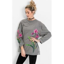 Bluzy damskie: Bluza dresowa w kwiaty bonprix pastelowy jasnoróżowy z nadrukiem