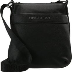 Trussardi Jeans SAFFIANO CROSSBODY FLAP Torba na ramię black. Czarne torby na laptopa Trussardi Jeans, z jeansu, na ramię, małe. Za 359,00 zł.