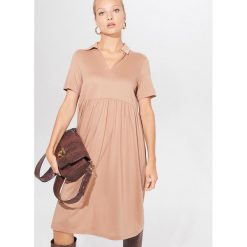 Sukienka z lyocellem TENCEL™ Mohito Cares - Beżowy. Brązowe sukienki damskie Mohito, s, bez wzorów, z lyocellu, bez kołnierzyka, bez rękawów. Za 139,99 zł.