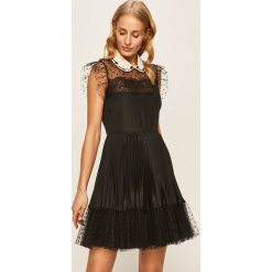 Red Valentino - Sukienka. Czarne sukienki damskie Red Valentino, w grochy, z poliesteru, bez kołnierzyka, z krótkim rękawem, krótkie, mini, rozkloszowane. Za 3999,00 zł.