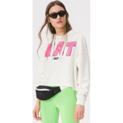 Biała bluza z grafiką - Kremowy. Białe bluzy damskie Sinsay, s, bez wzorów, bez rękawów, bez kaptura. Za 49,99 zł.