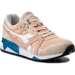 Sneakersy DIADORA - N9000 III 501.171853 01 C7376 Bique/Bleached Sand/Vivi. Brązowe półbuty damskie Diadora, na co dzień, bez wzorów, z zamszu, bez obcasa, na płaskiej podeszwie, bez zapięcia. W wyprzedaży za 329,00 zł.