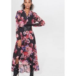 Maxi sukienka w kwiaty - Czarny. Czarne sukienki damskie Mohito, w kwiaty, bez kołnierzyka, bez rękawów, maxi. Za 249,99 zł.