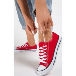 Czerwone Trampki Avatune. Czerwone trampki i tenisówki damskie Renee, bez wzorów, bez zapięcia. W wyprzedaży za 59,99 zł.