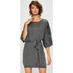 Pinko - Sukienka Brassavola. Szare sukienki damskie Pinko, na co dzień, s, z aplikacjami, z wełny, casualowe, z okrągłym kołnierzem, bez rękawów, mini, proste. W wyprzedaży za 699,90 zł.