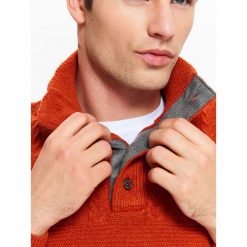SWETER MĘSKI ZE STÓJKĄ I PRZEPLOTAMI. Różowe golfy męskie marki Top Secret, na jesień, m. Za 59,99 zł.