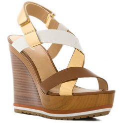 Skórzane sandały w kolorze brązowym. Pomarańczowe koturny damskie Michael Kors, Guess, bez wzorów, z otwartym noskiem, bez obcasa, na obcasie, bez zapięcia. W wyprzedaży za 629,95 zł.