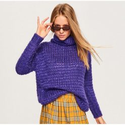 Fioletowy sweter - Fioletowy. Fioletowe swetry klasyczne damskie marki Reserved, s. W wyprzedaży za 49,99 zł.