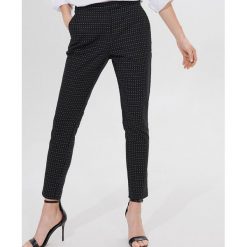 Spodnie cygaretki short length - Czarny. Czarne spodnie damskie Mohito. W wyprzedaży za 79,99 zł.