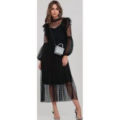 Czarna Sukienka Izzie. Czarne sukienki damskie Renee, na imprezę, s, bez wzorów, z tkaniny, wizytowe, ze stójką, bez rękawów, długie, midi. Za 159,99 zł.