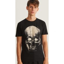 T-shirt z nadrukiem - Czarny. Czarne t-shirty męskie z nadrukiem Reserved, l. Za 39,99 zł.