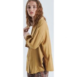 Gładka koszula oversize - Żółty. Żółte koszule damskie Cropp, s, bez wzorów, bez kołnierzyka, bez rękawów. W wyprzedaży za 19,99 zł.