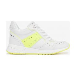 Guess Rejjy Tenisówki Żółty Biały. Żółte trampki i tenisówki damskie Guess, z aplikacjami, z materiału, bez zapięcia. Za 593,95 zł.