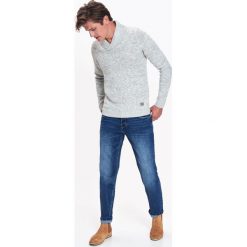SWETER MĘSKI Z SZALOWYM KOŁNIERZEM. Szare golfy męskie marki Top Secret, na zimę, xxl, z dzianiny, eleganckie. W wyprzedaży za 59,99 zł.