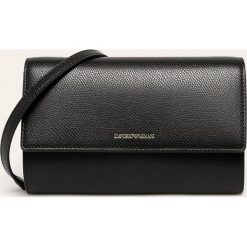 Emporio Armani - Kopertówka. Czarne kopertówki damskie Emporio Armani, w paski, z poliesteru, na ramię, małe, bez dodatków. W wyprzedaży za 569,90 zł.
